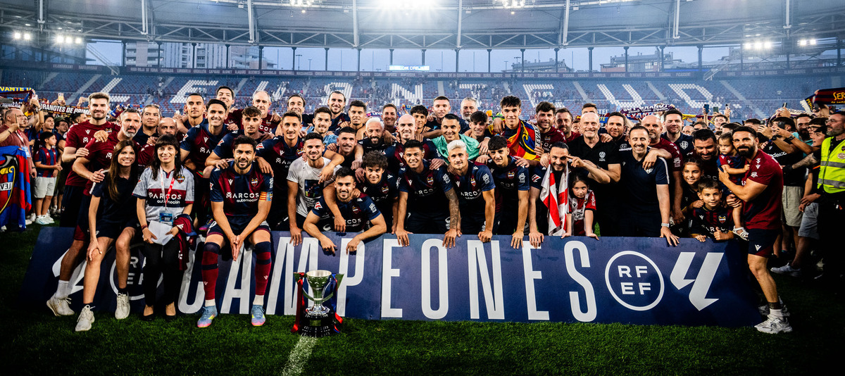 El Levante UD alza la copa de campeón en el Ciutat de València ...