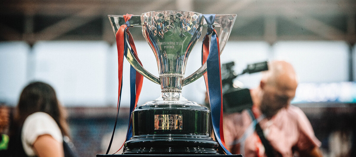 El Levante UD exhibe hoy la Copa de Campeones en Nuevo Centro | Levante ...