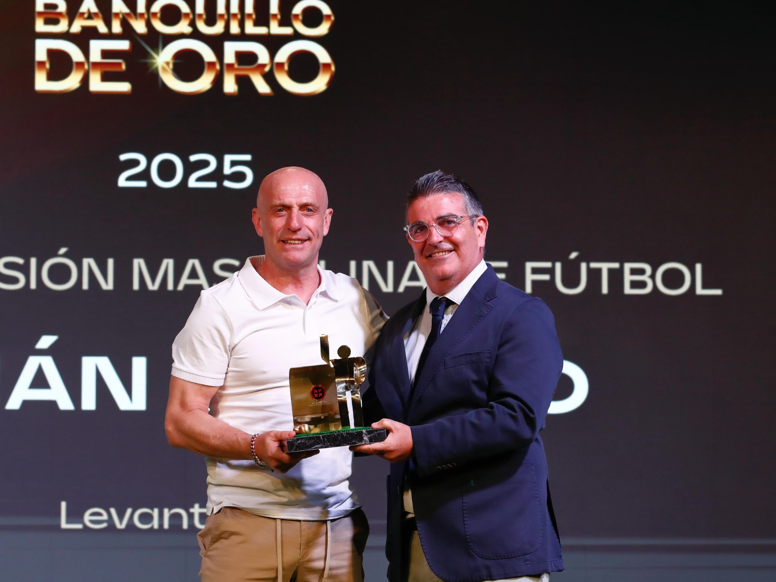 Julián Calero receives the Golden Bench as the best coach of the year in ...