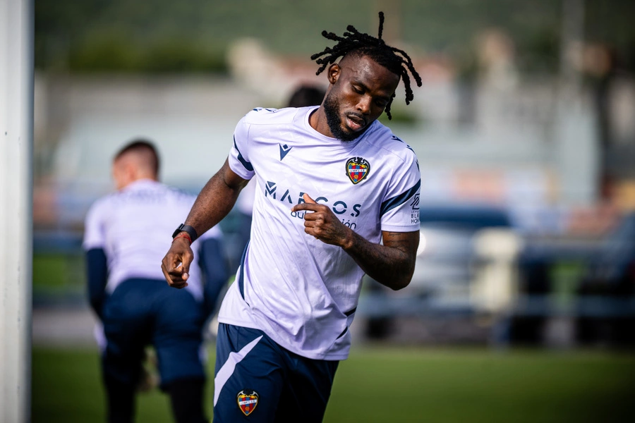 Koyalipou se ejercita con el grupo | Levante UD | Web Oficial