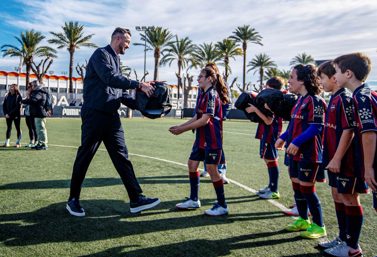 El Levante UD saltará al campo hoy de la mano de miembros de su ...