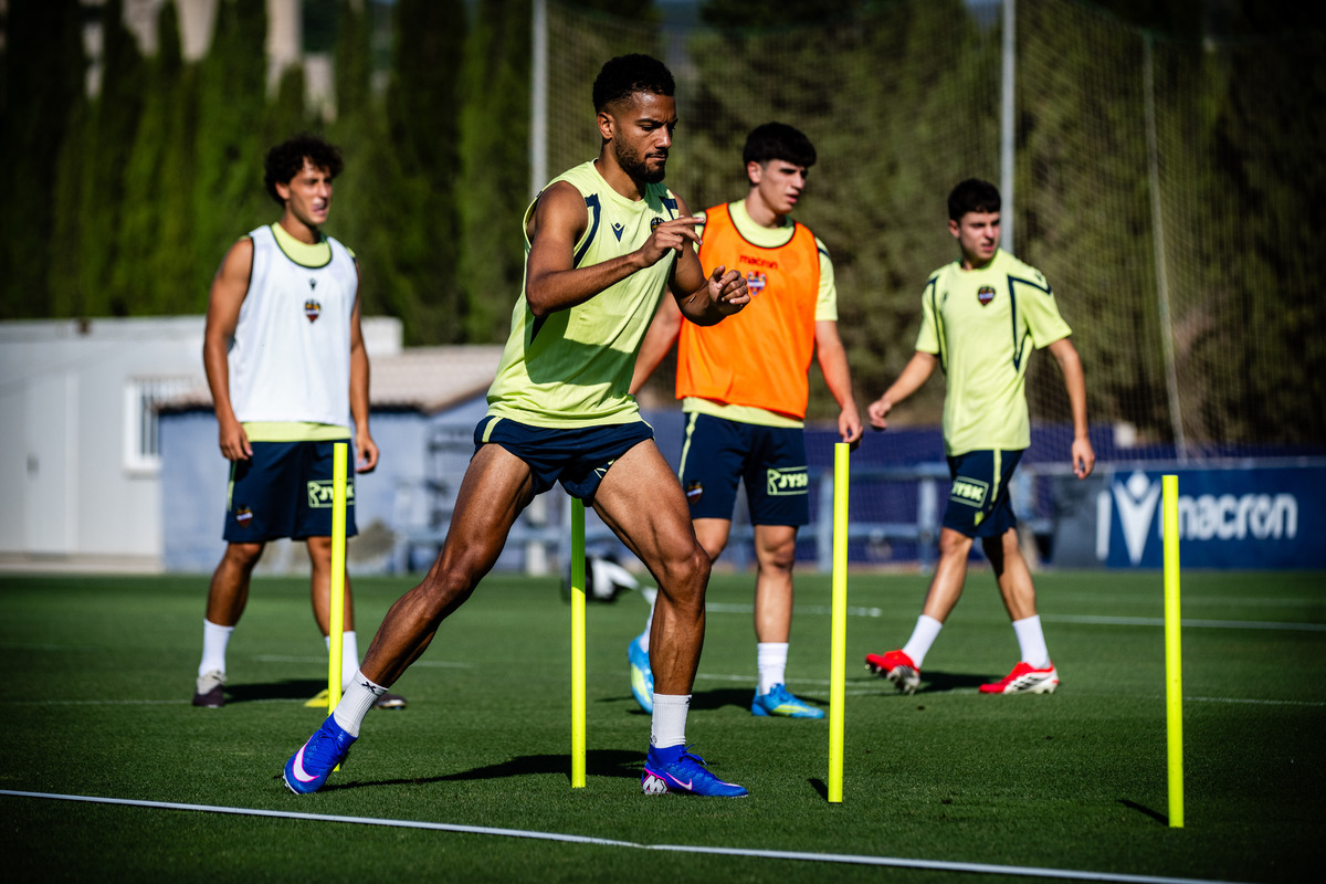 El Levante UD ya trabaja sobre el césped de la Ciudad Deportiva ...