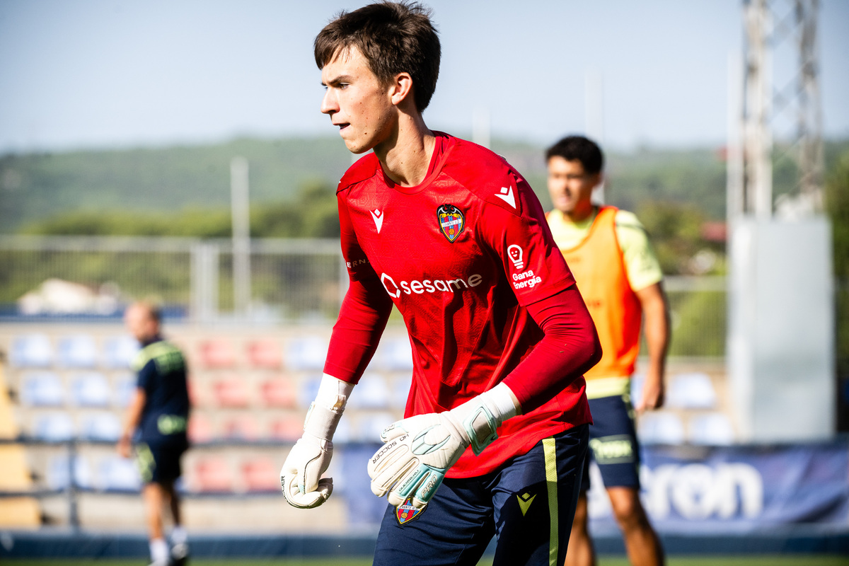 Ihor Galdin defends the goal for Ukraine U-17 against Italy
