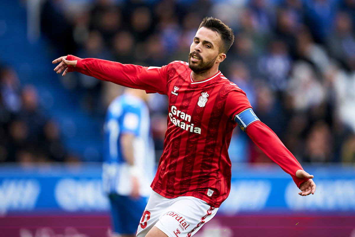 Las Palmas se pone el mono de trabajo para ganar en Vitoria (01) UD