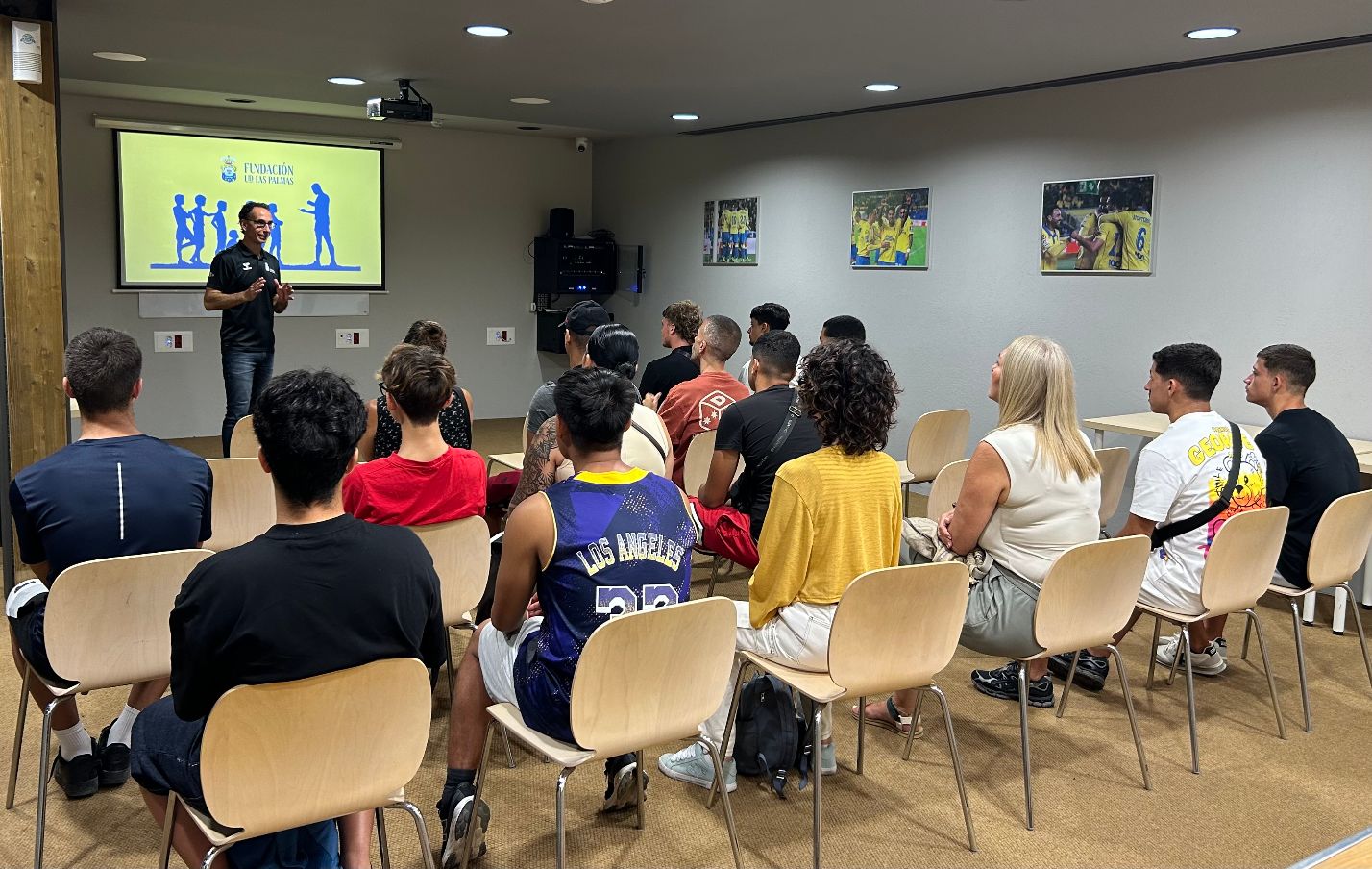 La UD Las Palmas recibe al Programa Ancla de la Asociación Opción 3 en la Ciudad Deportiva de Barranco Seco