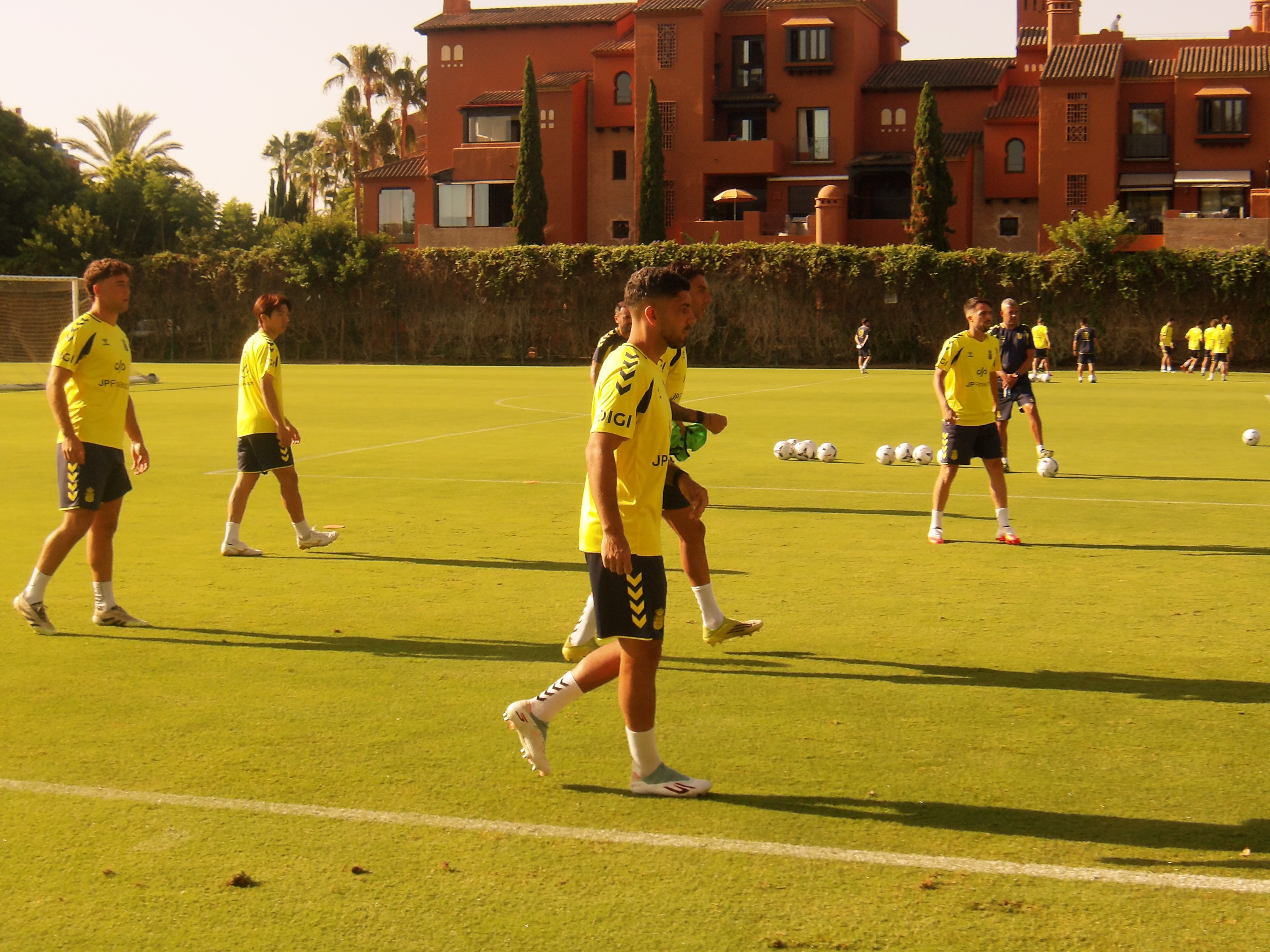 La UD Las Palmas completa un nuevo entrenamiento en el penúltimo día de estancia en Marbella