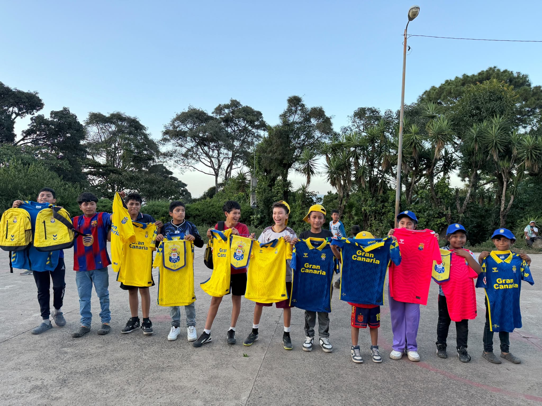 El fútbol regala una tarde de juego y diversión a los niños de Mesillas Bajas, Guatemala