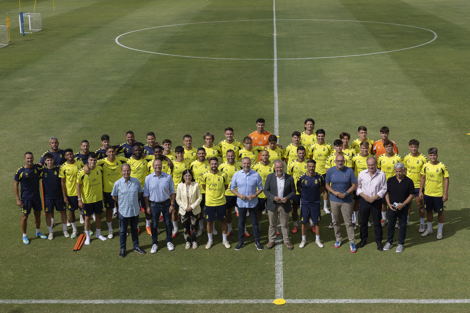 Visita institucional a la plantilla en la Ciudad Deportiva