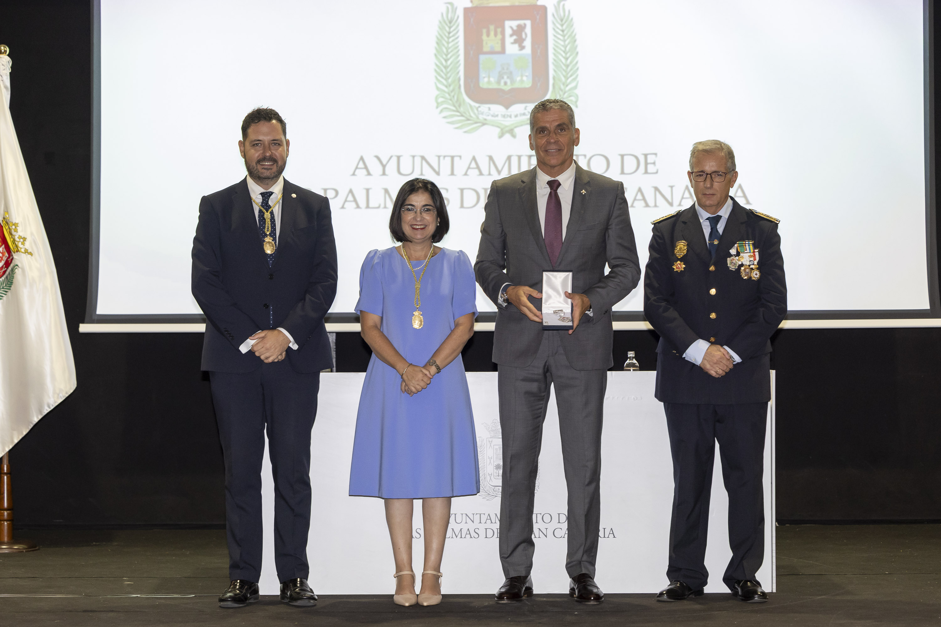 Manuel Hernández, director de Seguridad de la UD Las Palmas, recibe la Medalla de Plata al Mérito Policial por su dedicación, esfuerzo y compromiso con la Policía Local