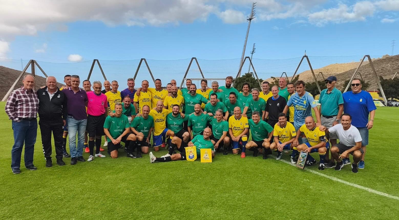 La Asociación de Exjugadores de la UD Las Palmas y el CD Villanueva de la Cañada disfrutan de una jornada de convivencia en la Ciudad Deportiva