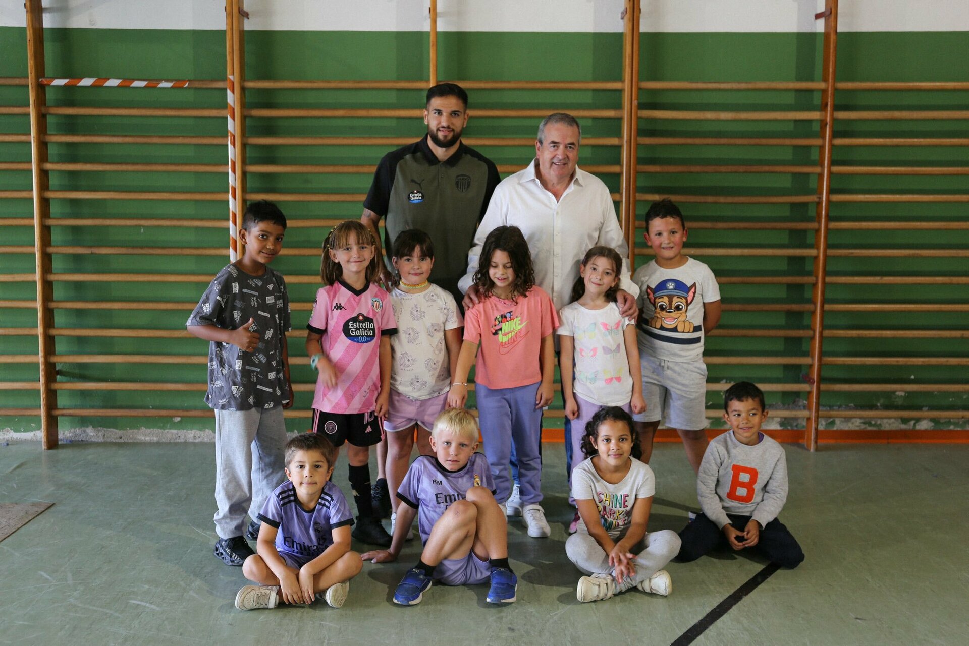 El CD Lugo potencia su acción social con la visita a los colegios de la ciudad