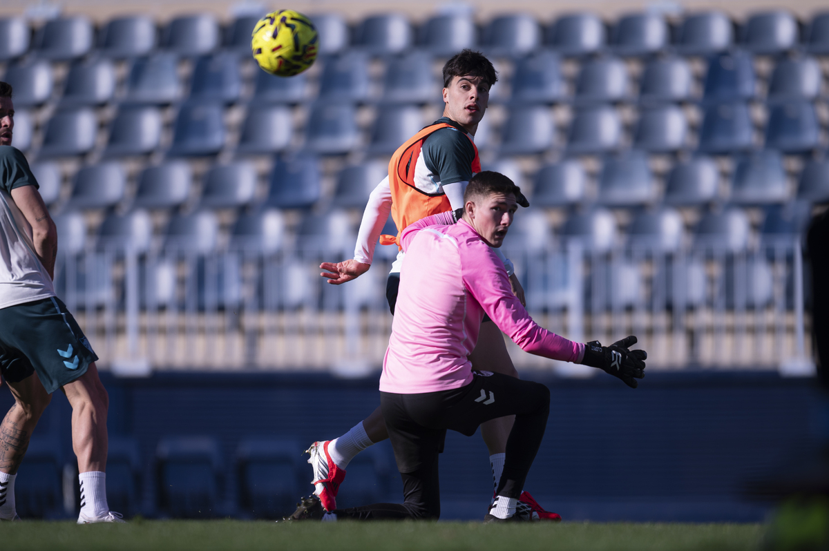 Sesión en el estadio preparando el partido ante la AD Ceuta FC | Málaga ...