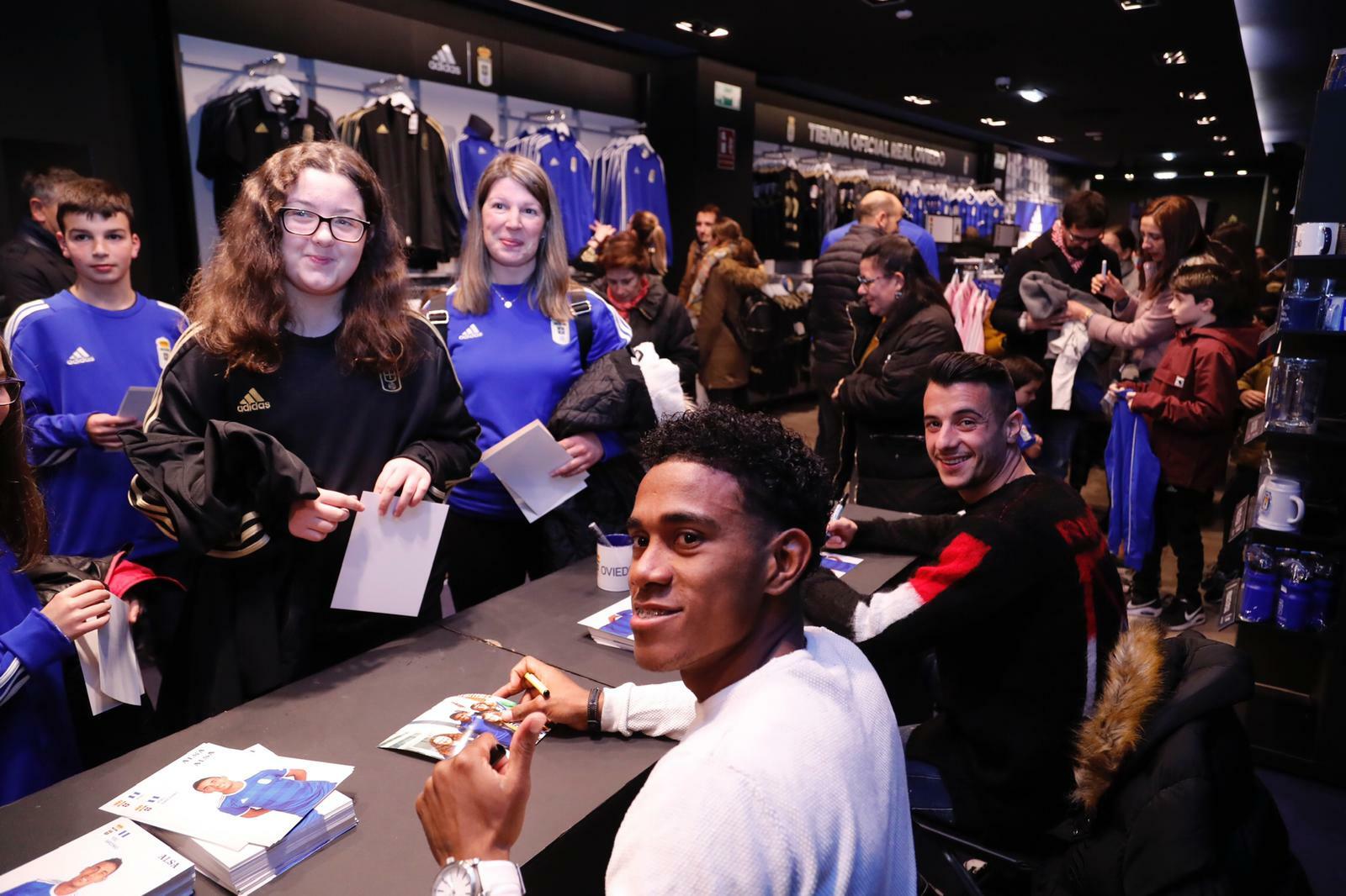 Autógrafos en Caveda con Tejera y Bárcenas Real Oviedo  Oficial