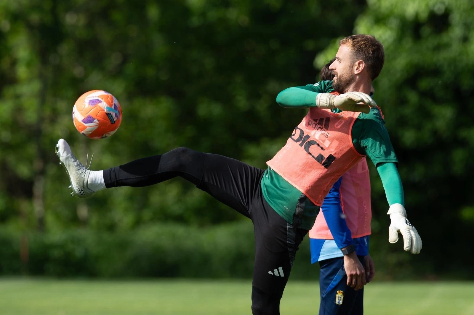 Aarón Escandell durante un entrenamiento. Fuente: X Real Oviedo.