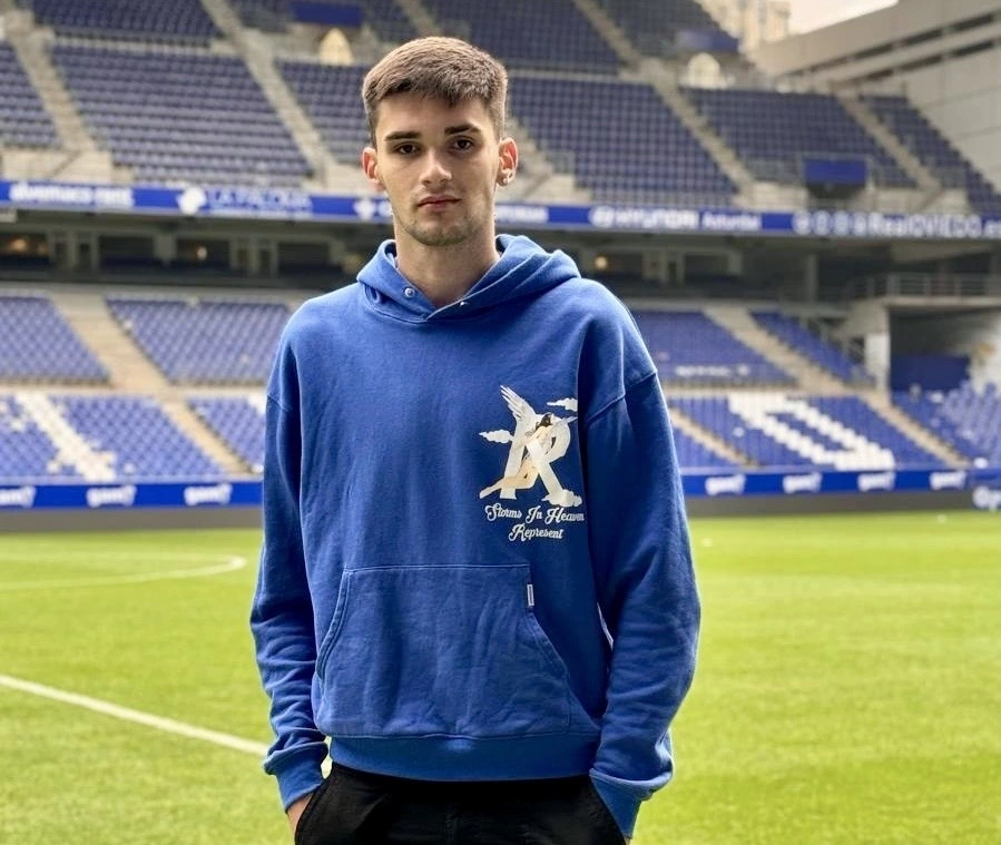 Diego Espinosa posando en el Carlos Tartiere. Fuente: Real Oviedo.