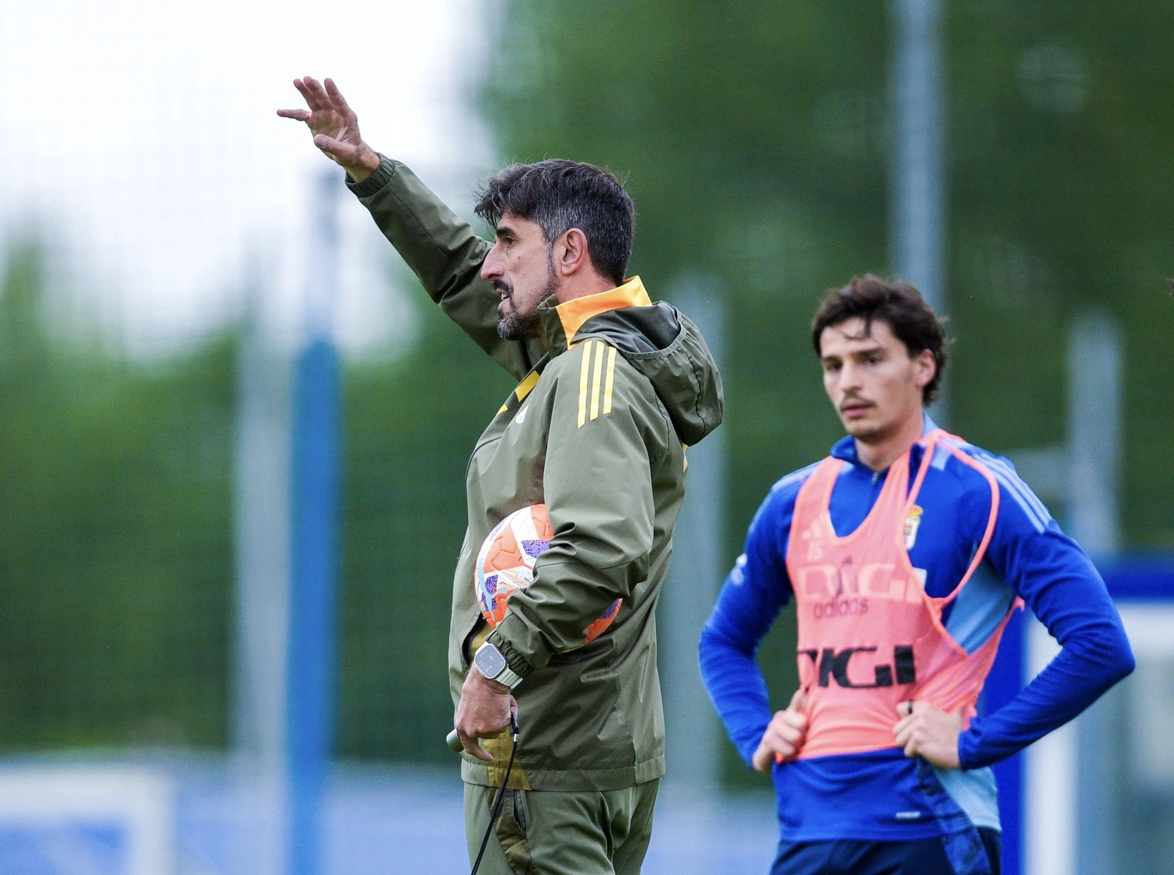 Veljko Paunović y Oier Luengo durante un entrenamiento de esta semana. Fuente: Real Oviedo.