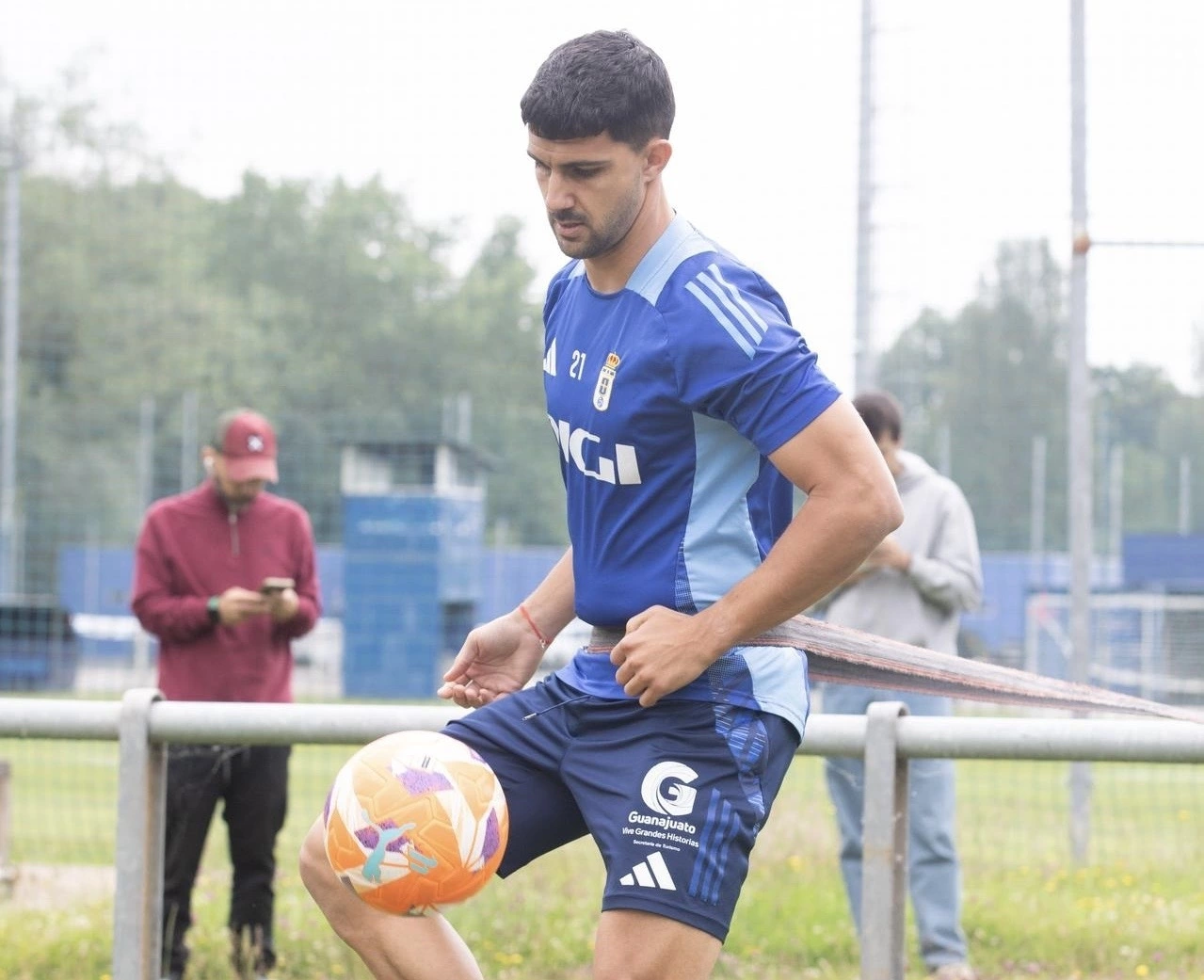 Carlos Pomares durante un entrenamiento previo al partido. Fuente: Real Oviedo. 