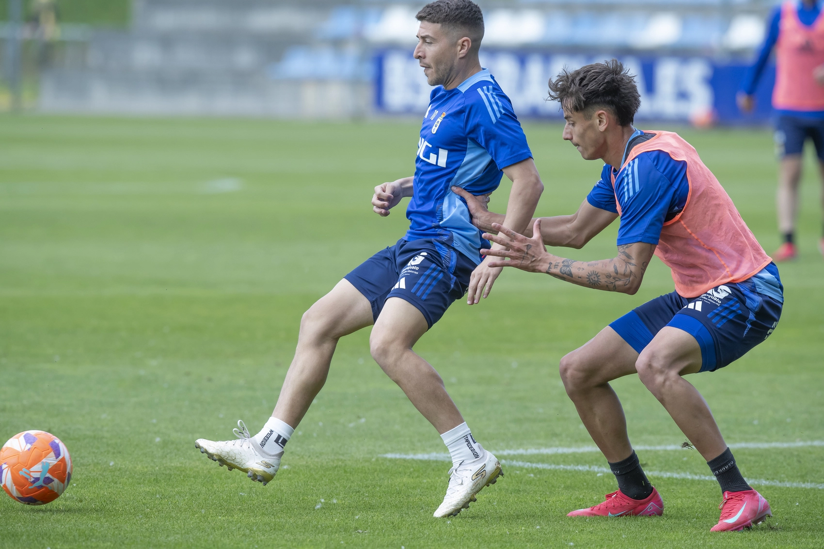 Portillo y Omar Falah durante el entrenamiento del viernes. Fuente: Real Oviedo.