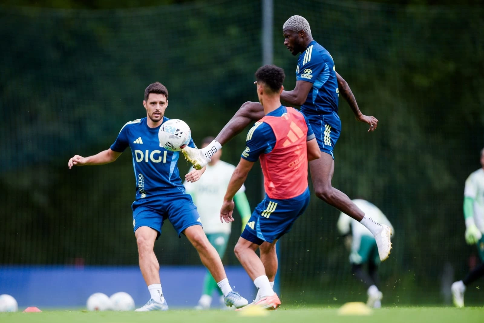 Josip Brekalo, Kwasi Sibo e Ilyas Chaira durante un entrenamiento esta semana - RO