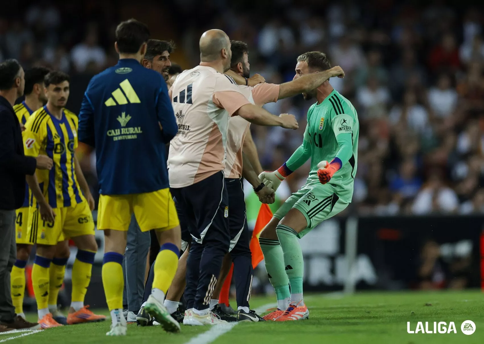 Aarón celebra el penalti parado en Mestalla con David Bonilla y otros miembros del banquillo azul - RO