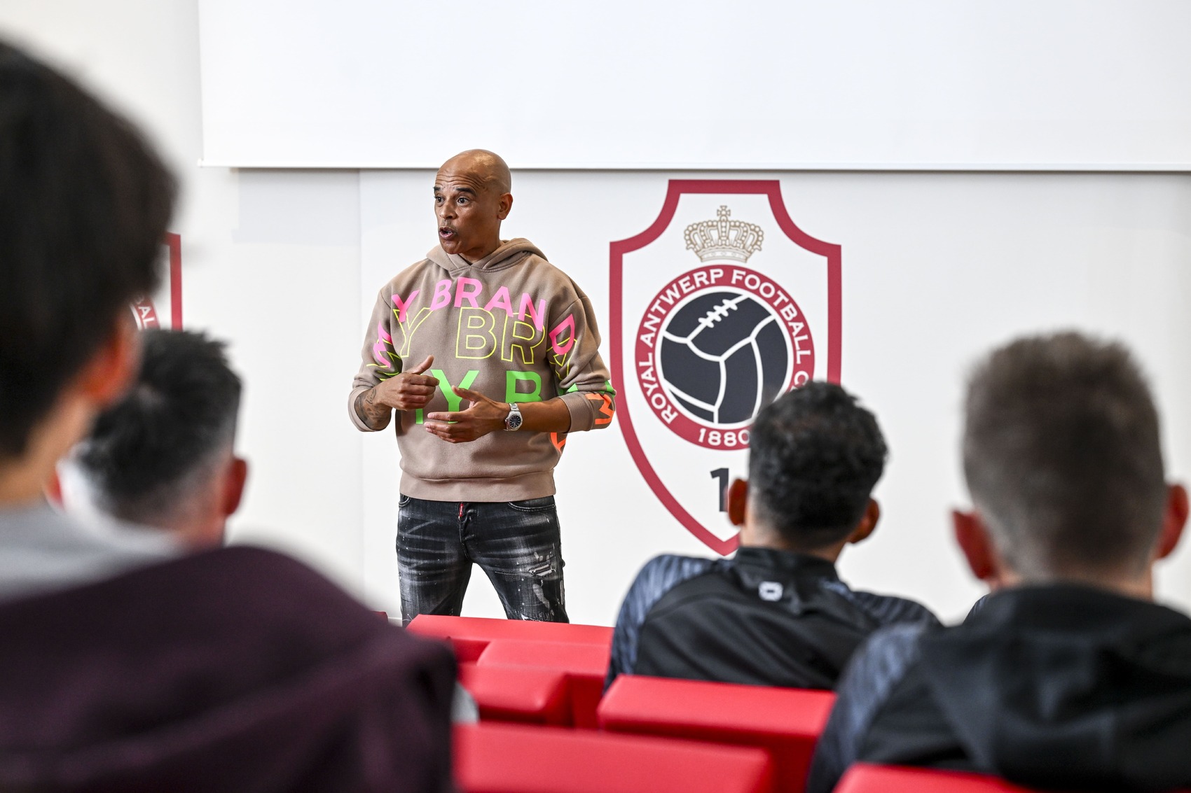 Voetbalwereld en kansspelsector slaan de handen in elkaar tegen  gokverslaving en matchfixing