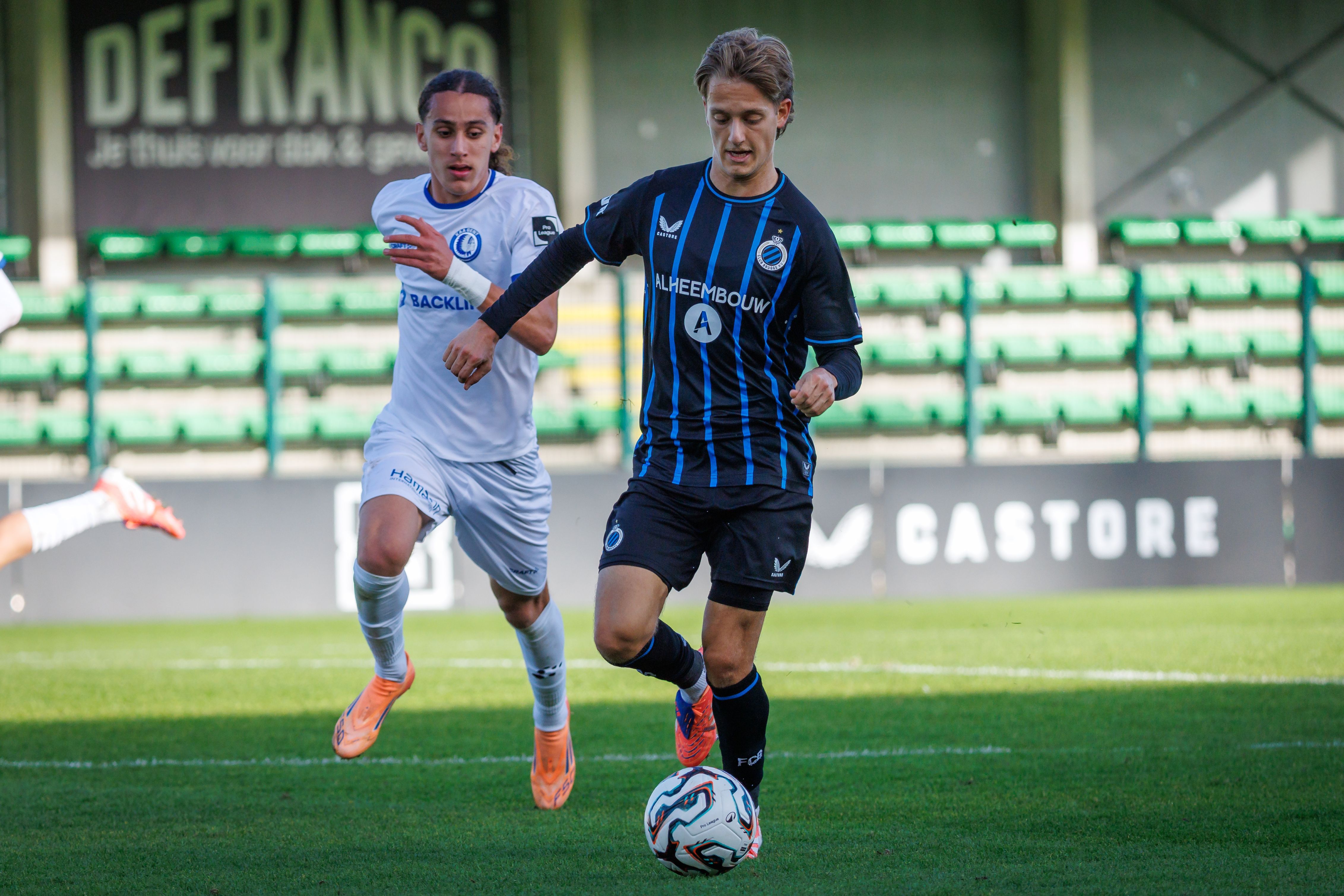 Soi kèo Ngoại hạng Anh và tin tức: Trận đấu Jong Gent - Club NXT bị hoãn đến 21/3