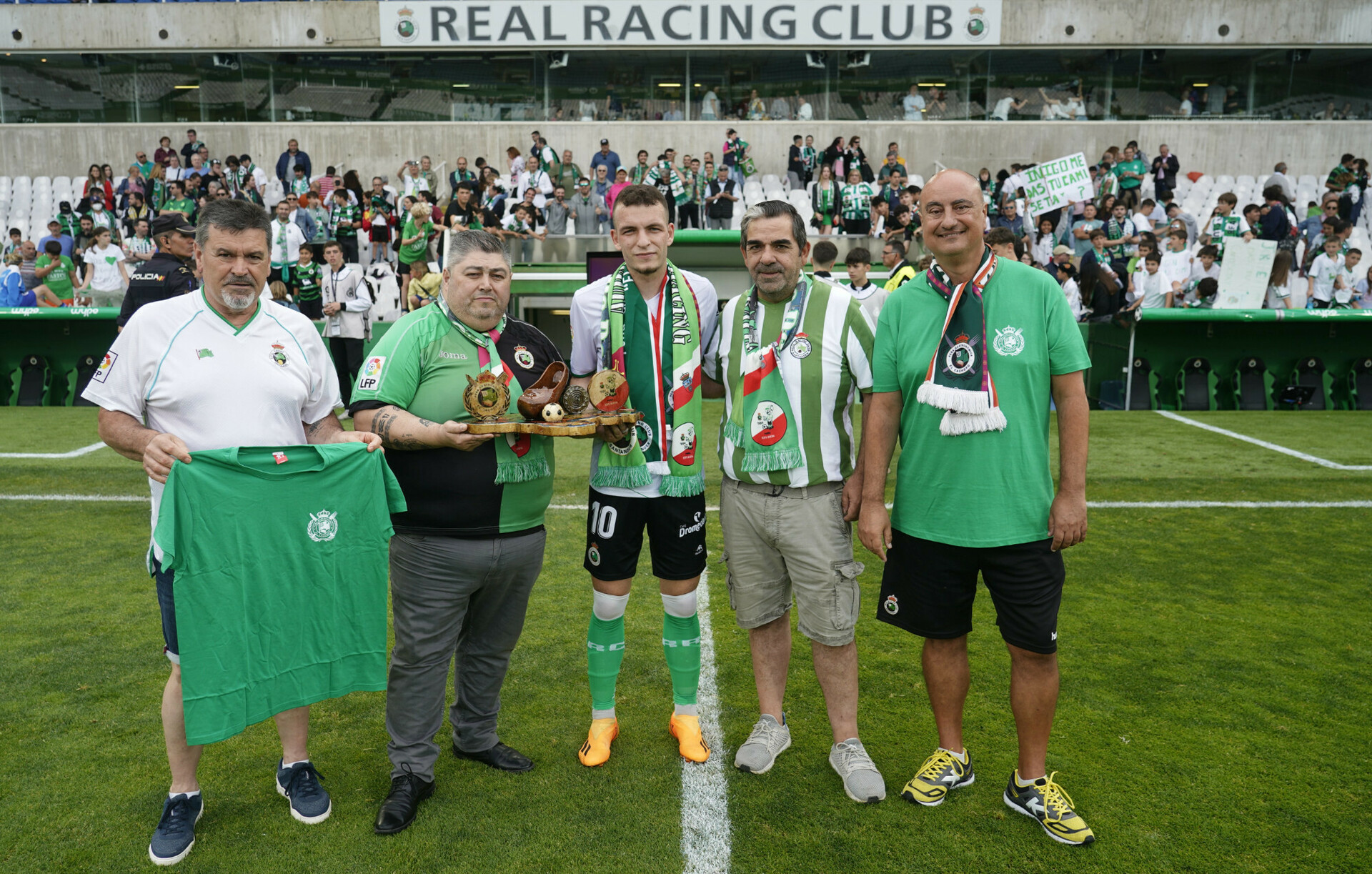 Iñigo Vicente recibe el Trofeo Óscar como máximo goleador del Racing 2022/23