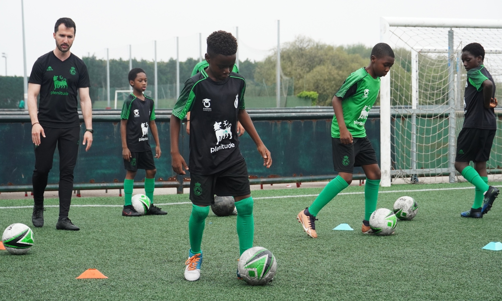 Una docena de alumnos de la Derby Football Academy de Nigeria se forman en La Albericia