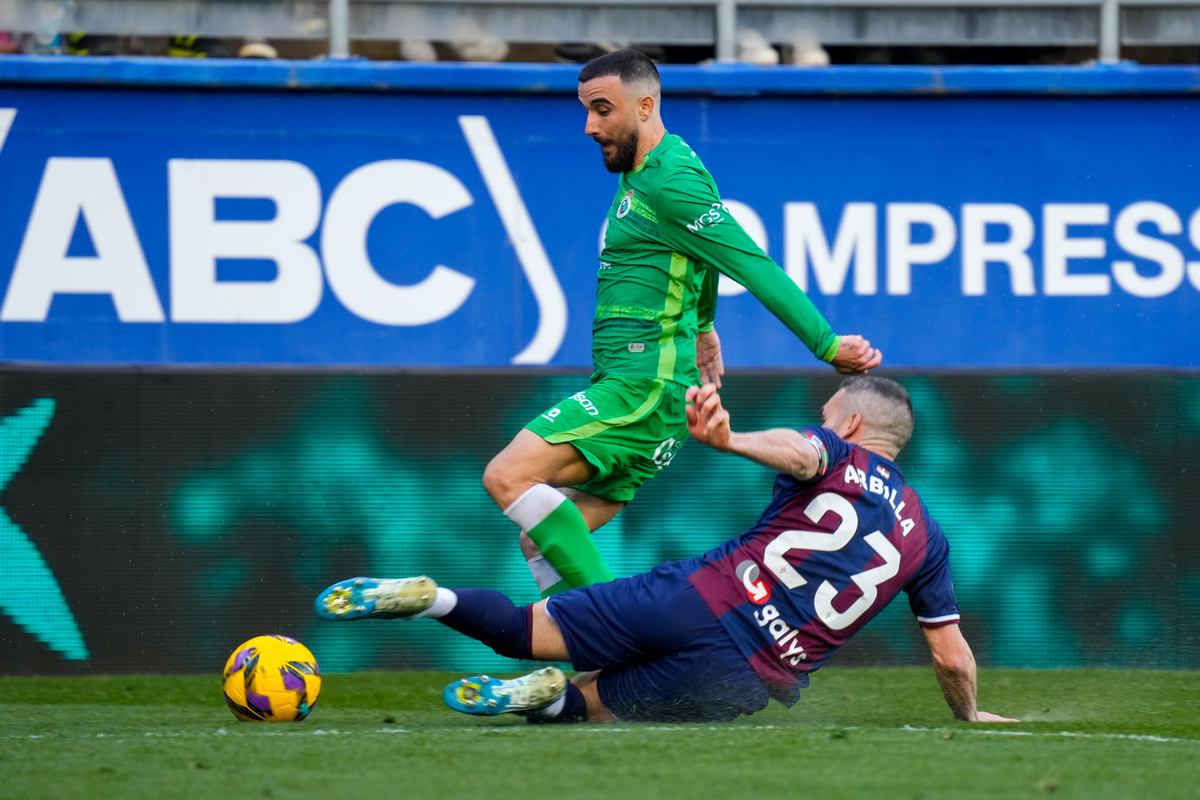 Las entradas para el partido entre el Racing y el Elche CF, a la venta ...