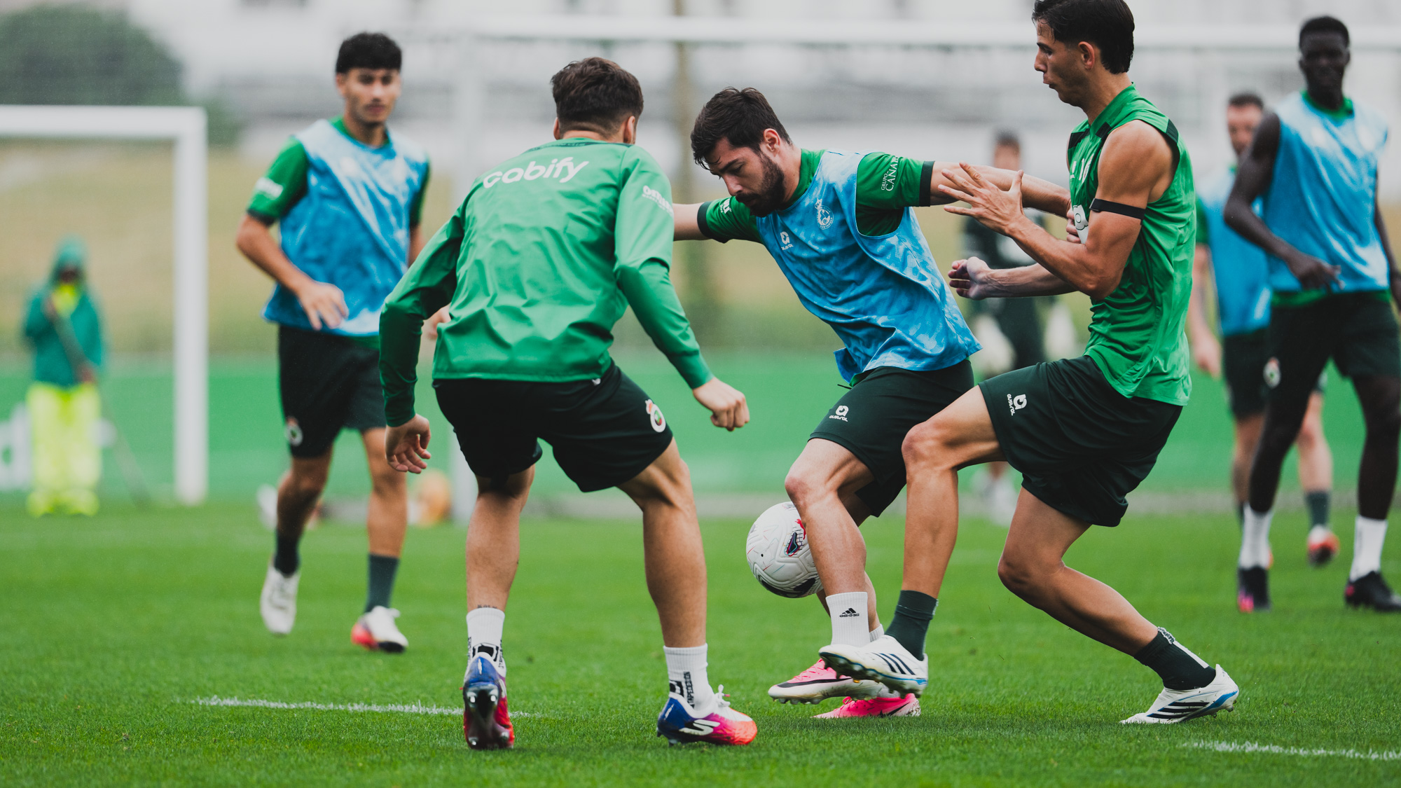Entrenamiento bajo la lluvia en el Santi Gutiérrez Calle