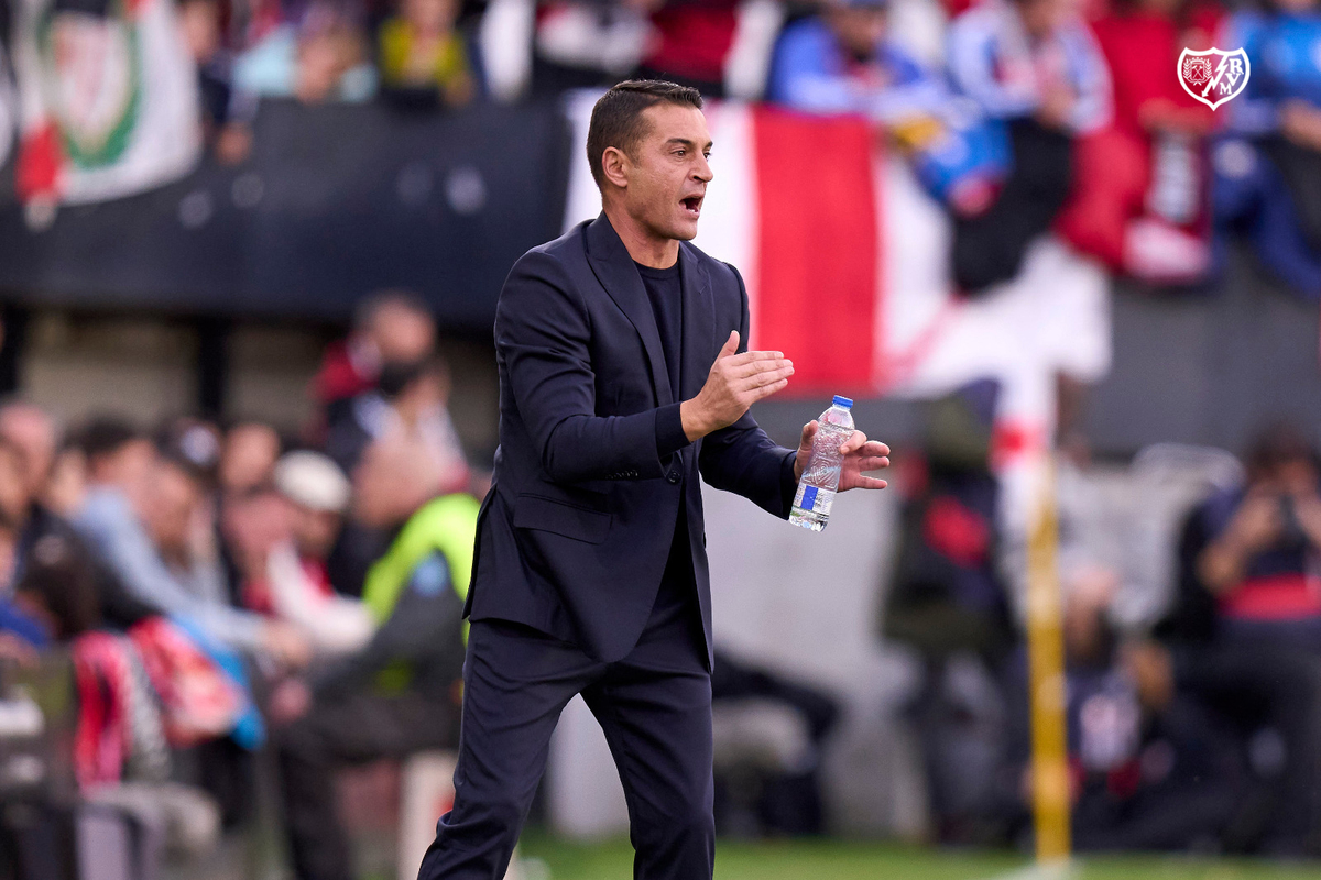 Rueda de prensa de Francisco en la previa del Rayo Vallecano - Sevilla ...