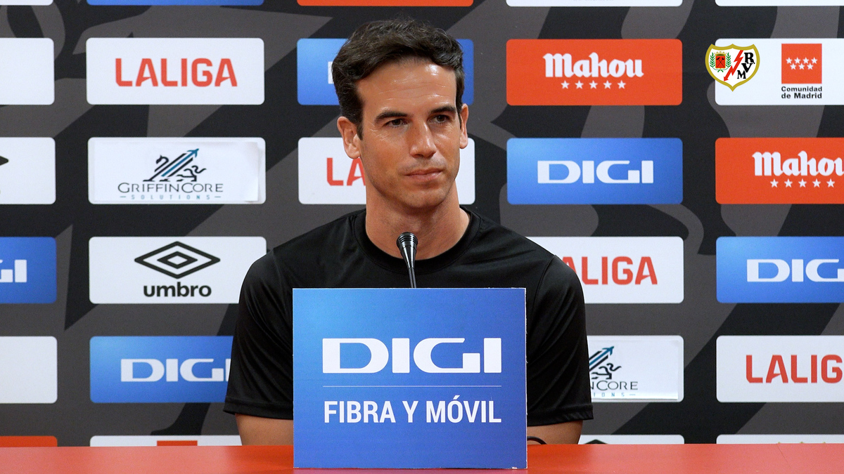 Rueda de prensa de Íñigo Pérez en la previa del Rayo Vallecano - Real ...