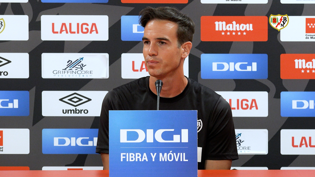Rueda de prensa de Íñigo Pérez en la previa del Rayo Vallecano ...