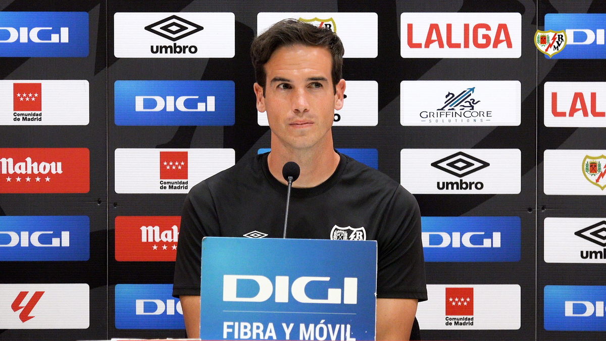 Rueda de prensa de Íñigo Pérez en la previa del Rayo Vallecano ...