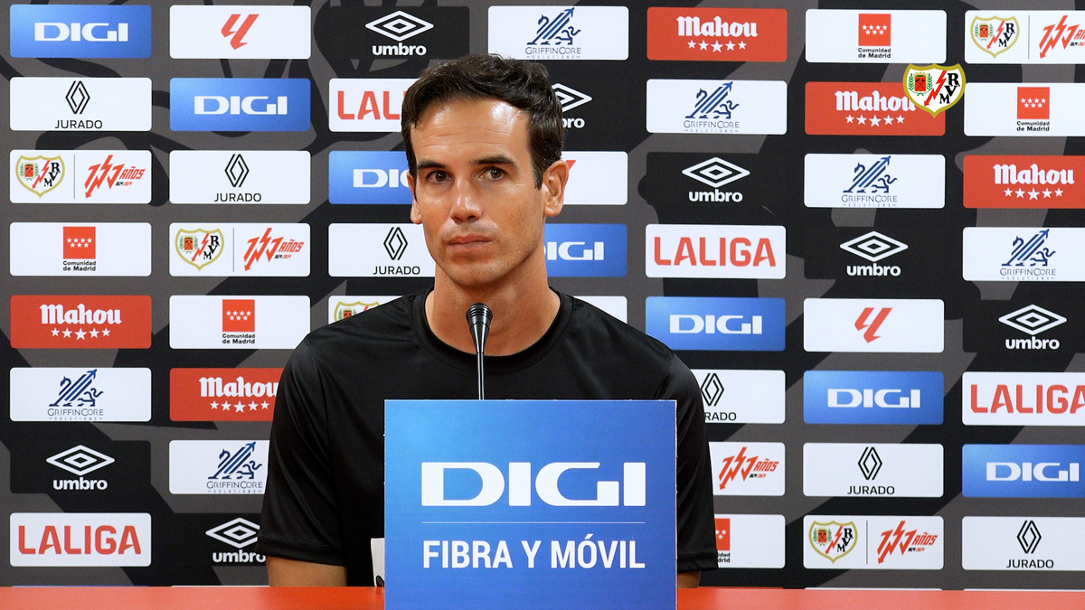Rueda de prensa de Íñigo Pérez en la previa del Rayo Vallecano ...