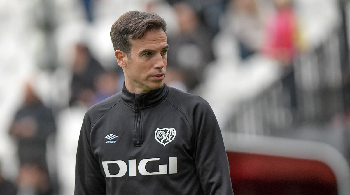 Rueda de prensa de Íñigo Pérez en la previa del Rayo Vallecano - Real ...