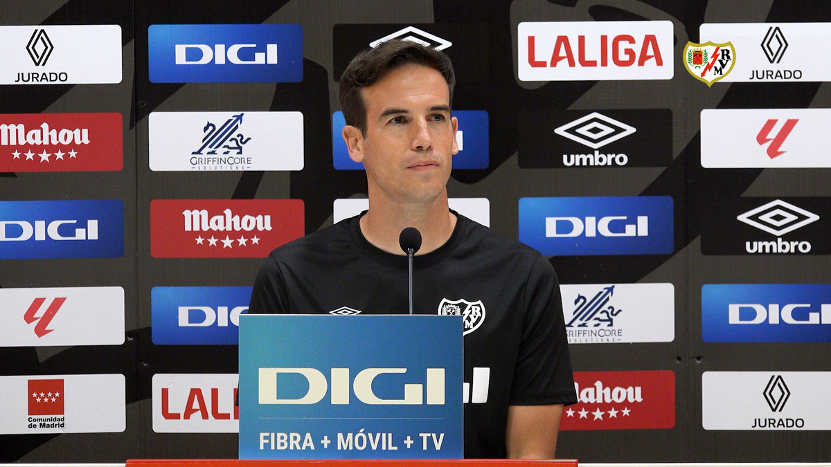 Rueda de prensa de Íñigo Pérez en la previa del Rayo Vallecano ...