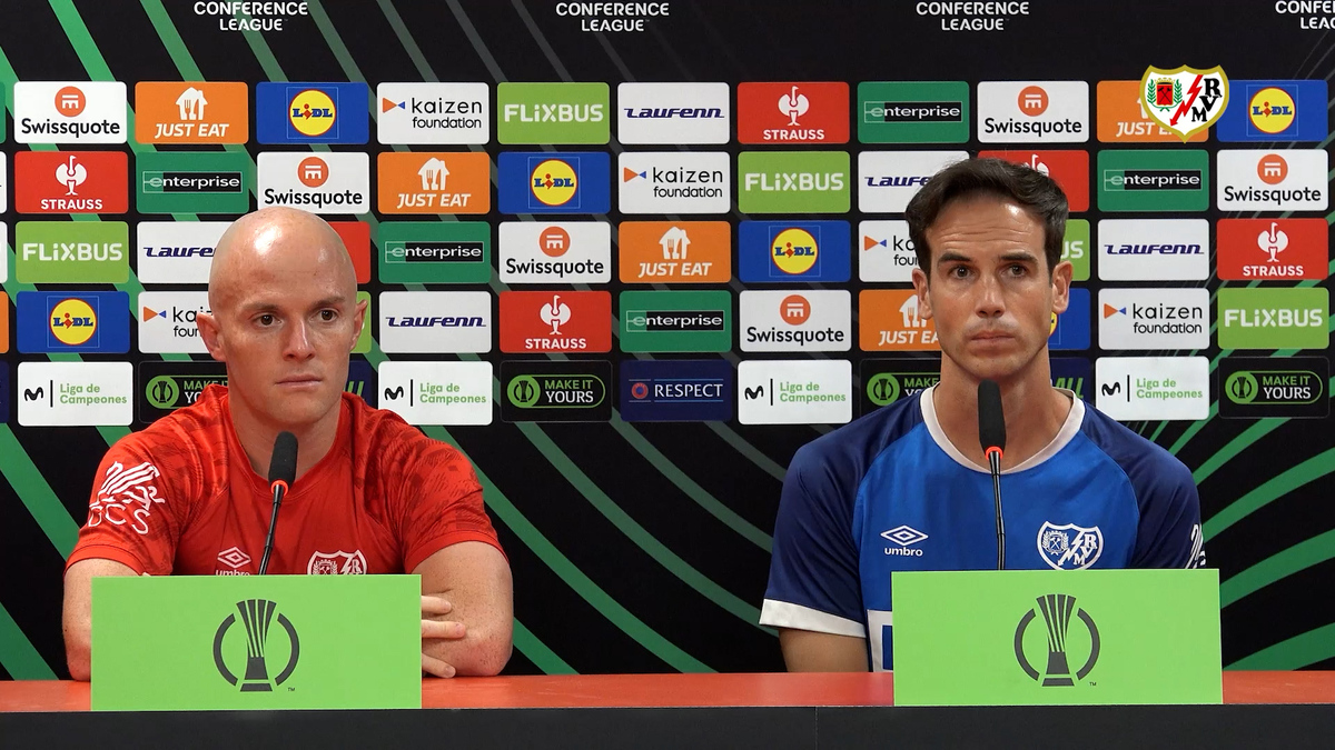 Rueda de prensa de Íñigo Pérez e Isi en la previa del partido de ...