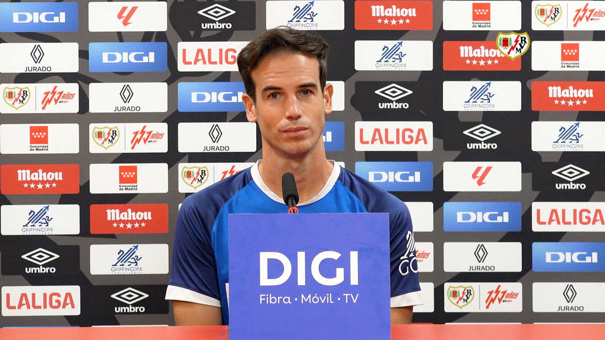 Rueda de prensa de Íñigo Pérez en la previa del Rayo Vallecano - Real ...