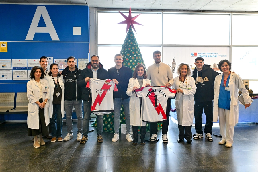 Los jugadores del Rayo Vallecano reparten regalos a los niños en el Hospital Infanta Leonor 2 d83cd4b7 5774 442d 8d92 9bac9626b204 63