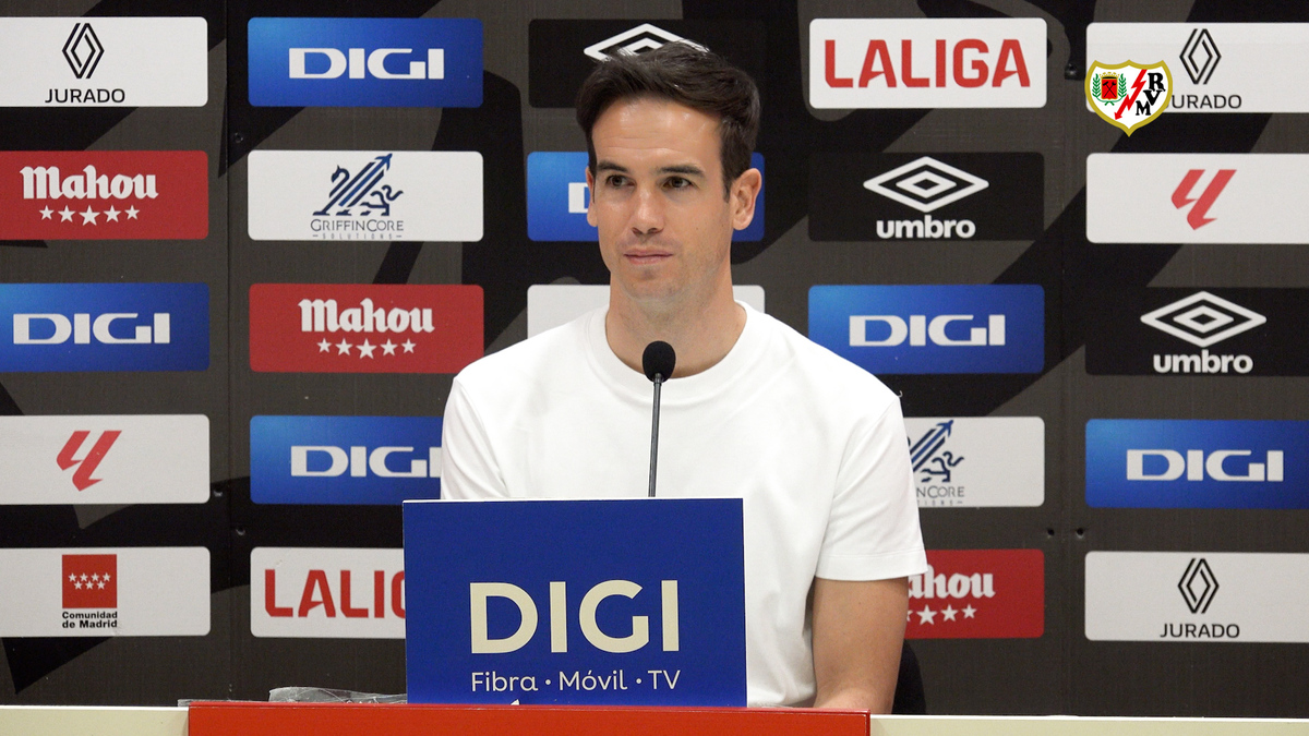 Rueda de prensa de Íñigo Pérez en la previa del Rayo Vallecano ...
