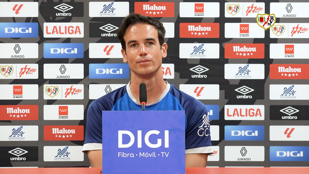 Rueda de prensa de Íñigo Pérez en la previa del Rayo vallecano ...