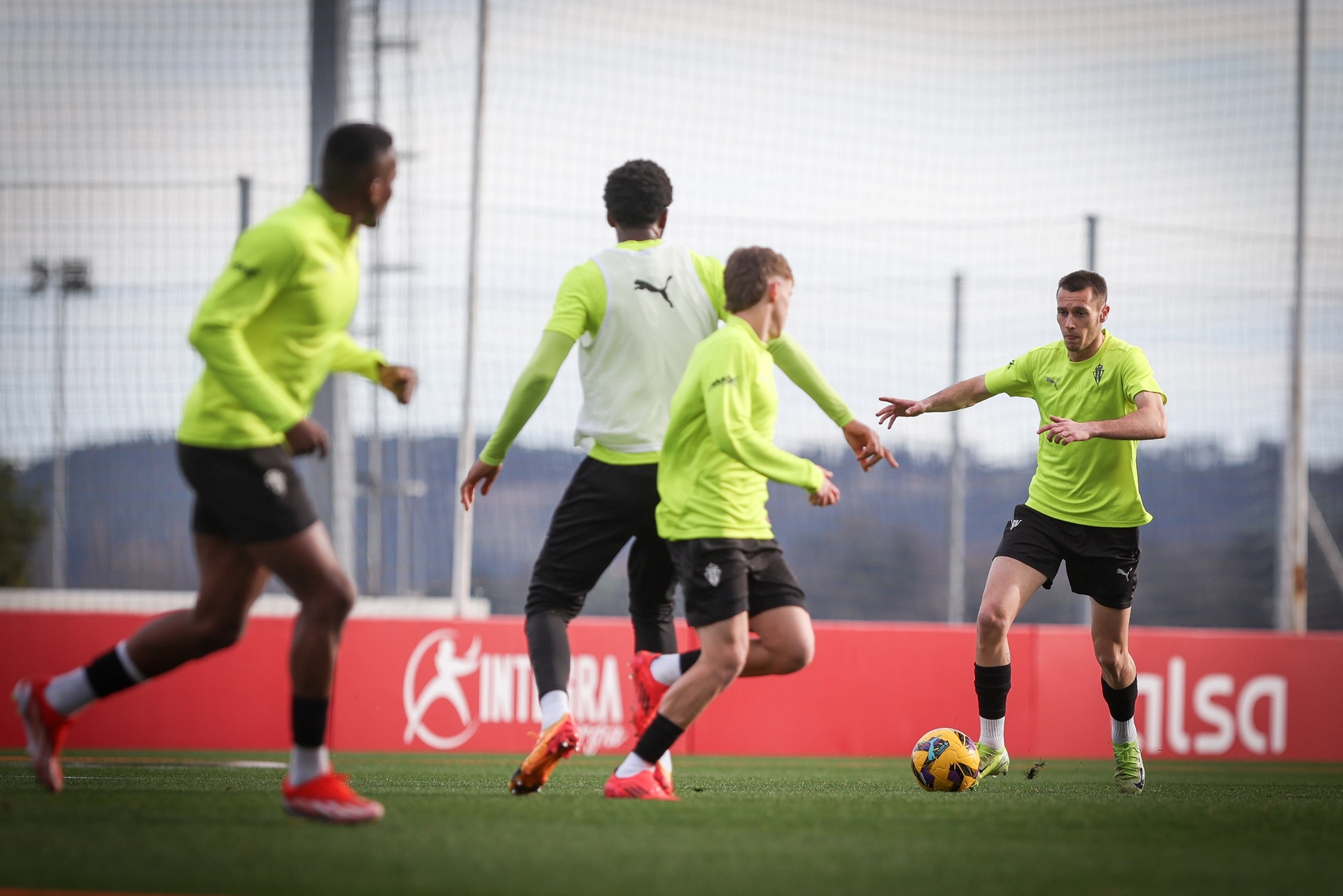 Jonathan Dubasin con el balón en el entrenamiento previo al derbi. Fuente: Sporting de Gijón