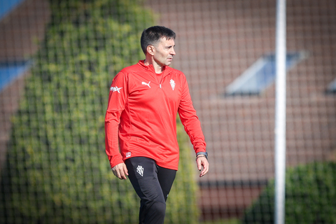 Asier Garitano dirige su primer entrenamiento | Real Sporting | Web Oficial