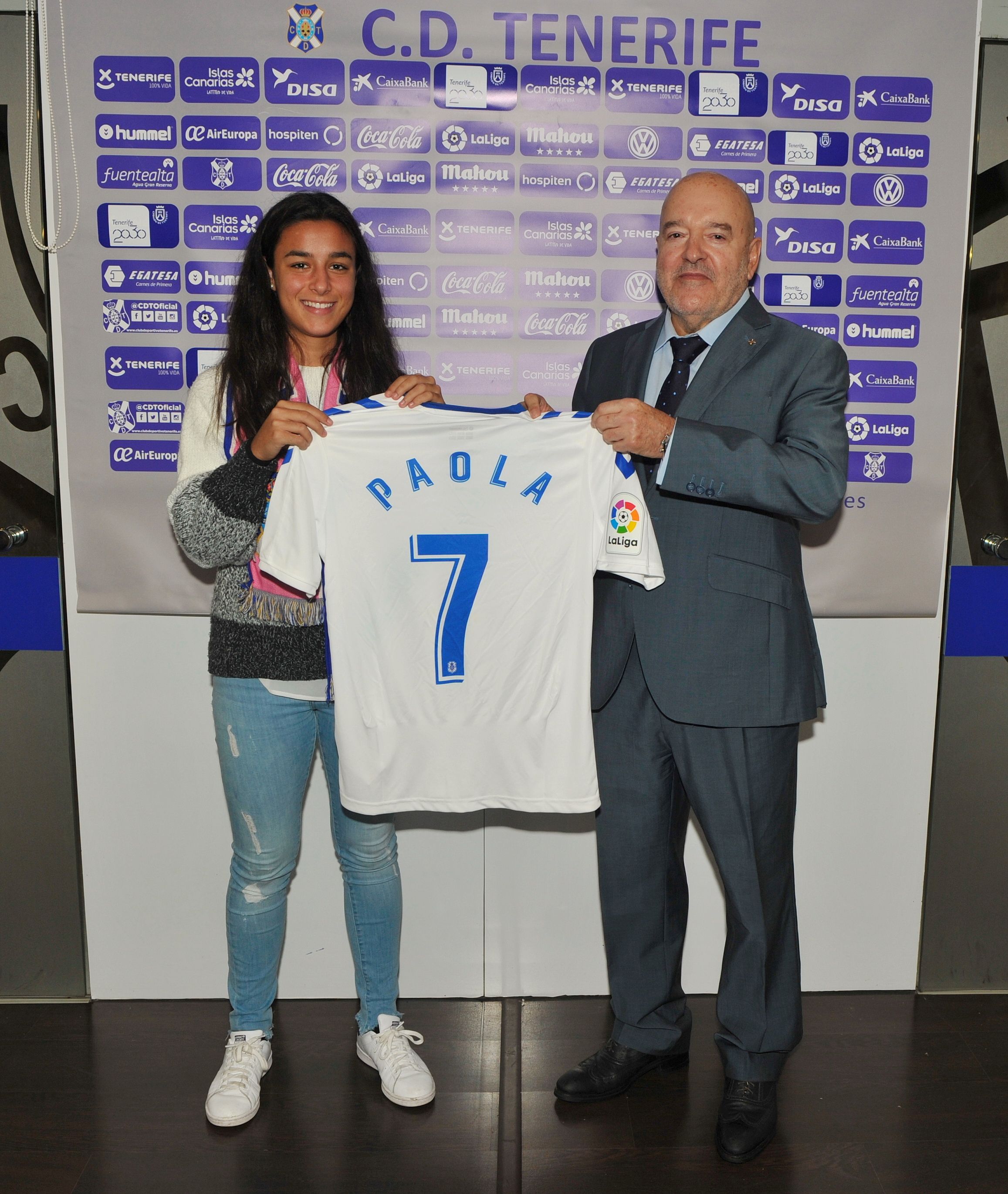 Paola Hernández Fue Homenajeada En El HRL | CD Tenerife | Web Oficial