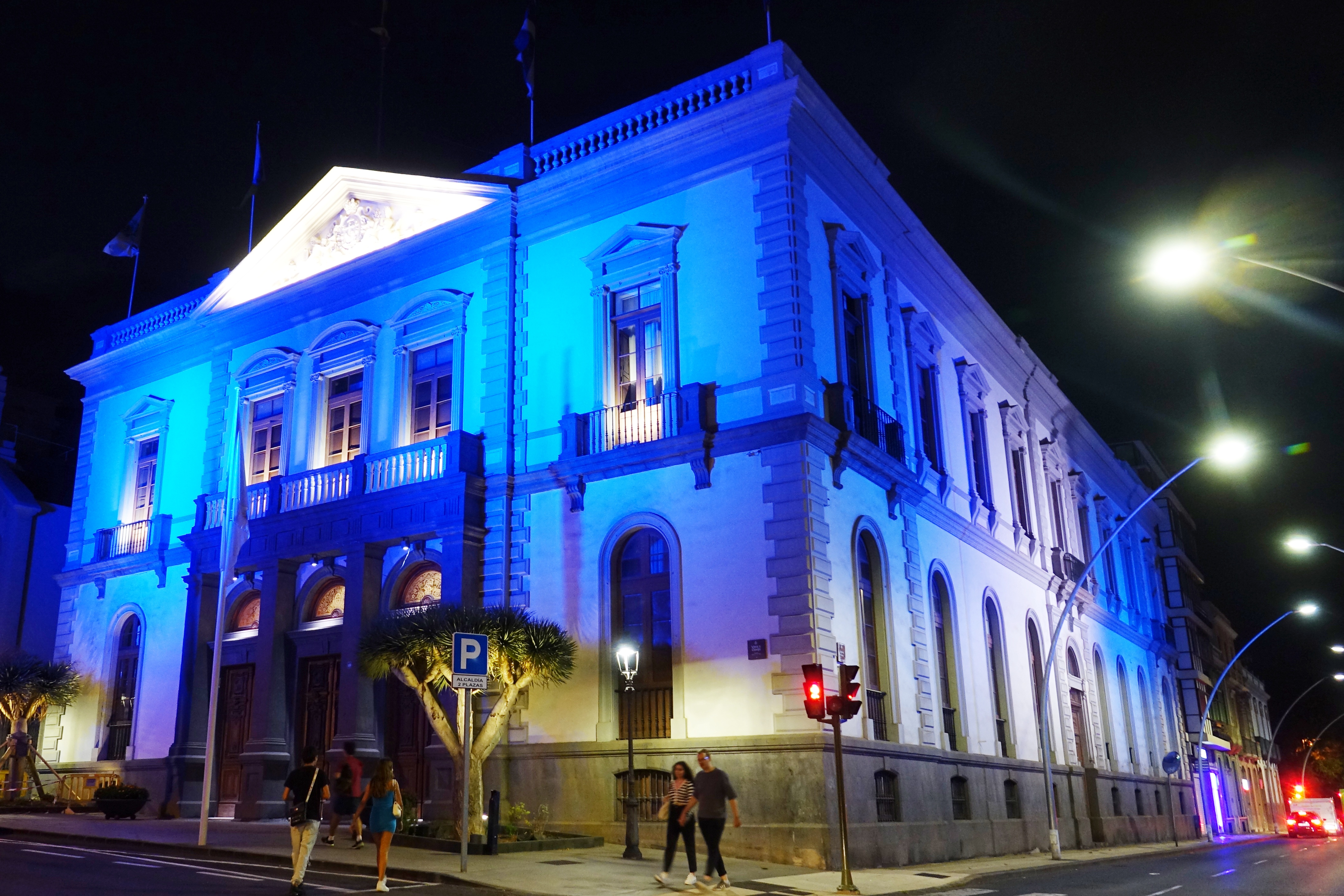 El Ayuntamiento de Santa Cruz se ilumina de blanco y azul en