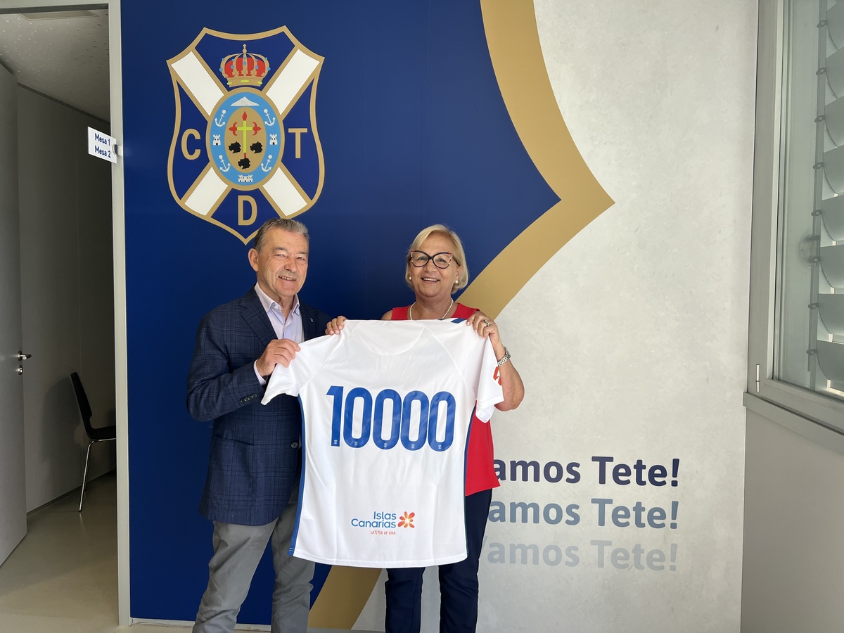 El CD Tenerife celebra a la abonada 10 000 de la temporada 24/25 | CD ...