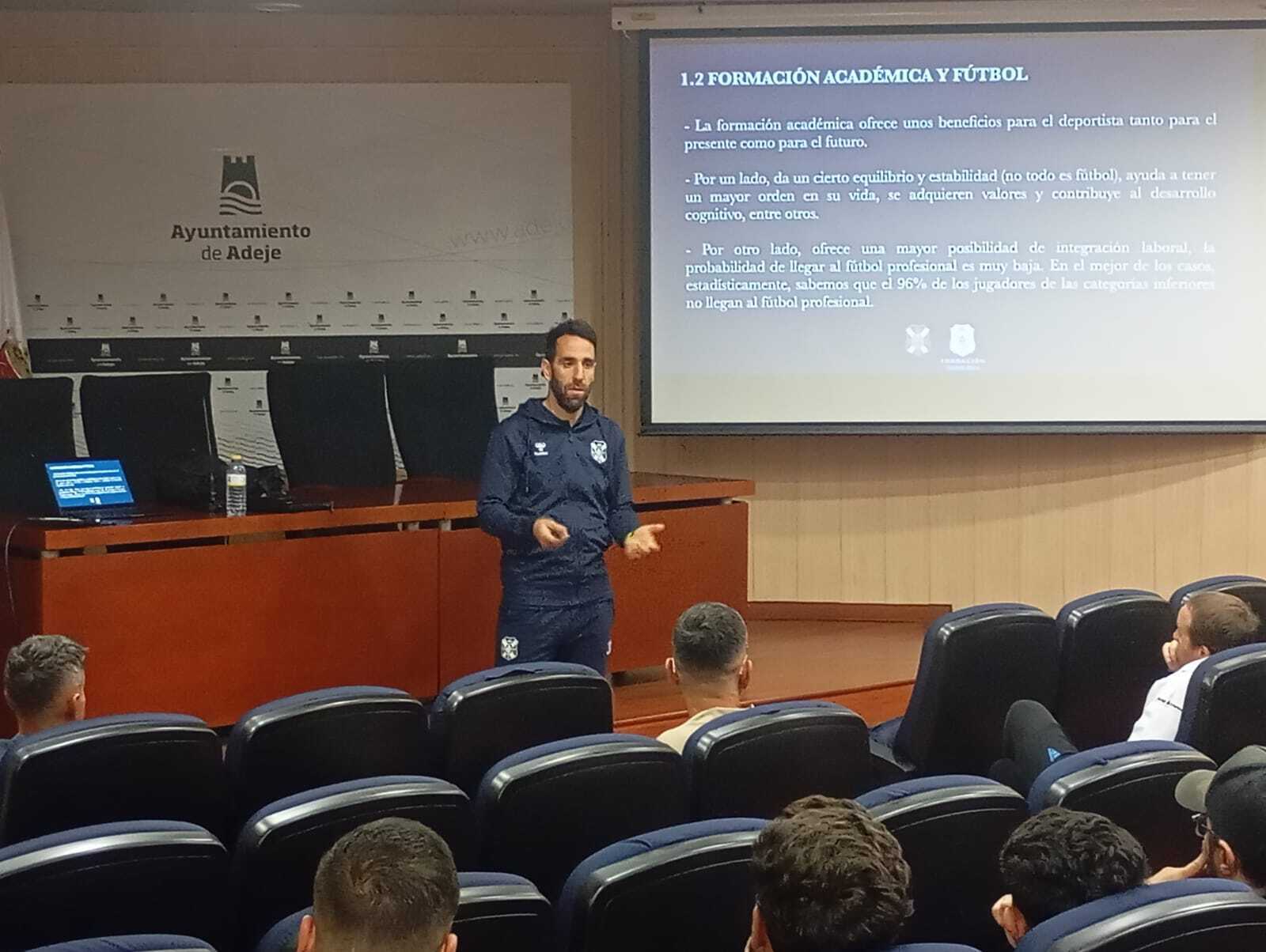 Carlos Ruiz imparte una charla a técnicos de la Escuela Municipal de Adeje sobre la formación integral del deportista