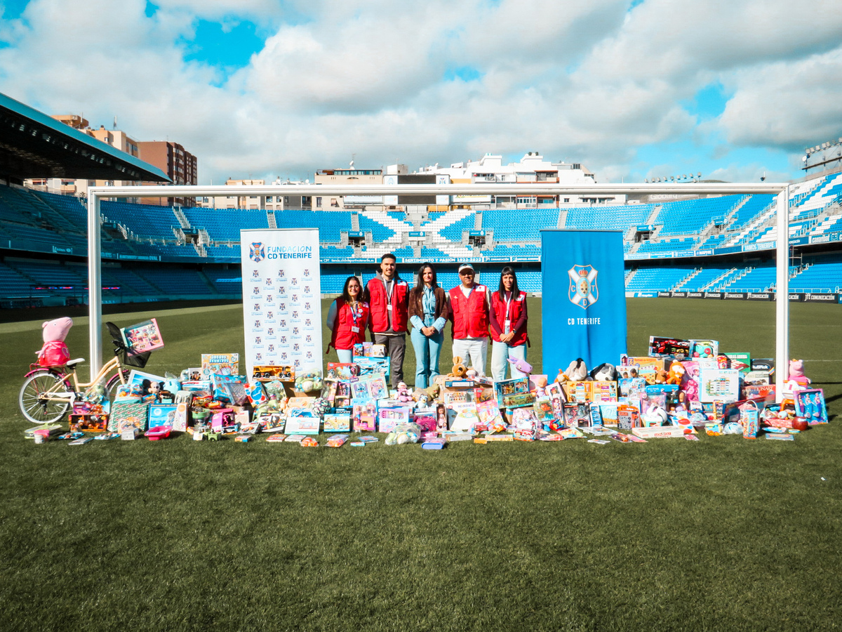 El CD Tenerife entrega a Cruz Roja la recogida solidaria de juguetes del partido ante la SD Ponferradina