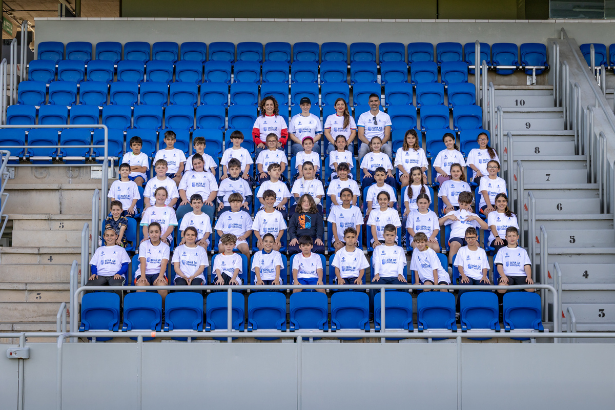 Estudiantes del CEIP El Toscal-Longuera en la décimo sexta jornada del proyecto ‘CD Tenerife: Seña de identidad’